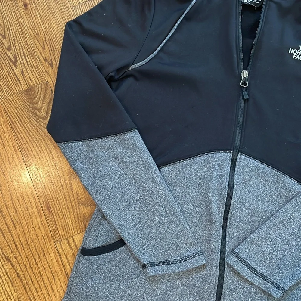 Women’s The North Face Zip Up Jacket/Coat. Size S/P. Excellent Condition.